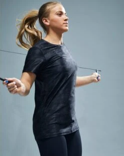 TYR Airtec™ Women's Short Sleeve Tee - Blackout Camo -Tyr FPTBC3A 001 alt09