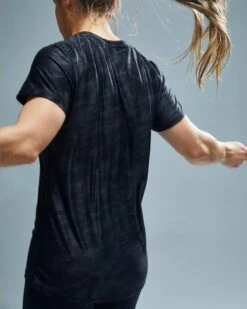 TYR Airtec™ Women's Short Sleeve Tee - Blackout Camo -Tyr FPTBC3A 001 alt10