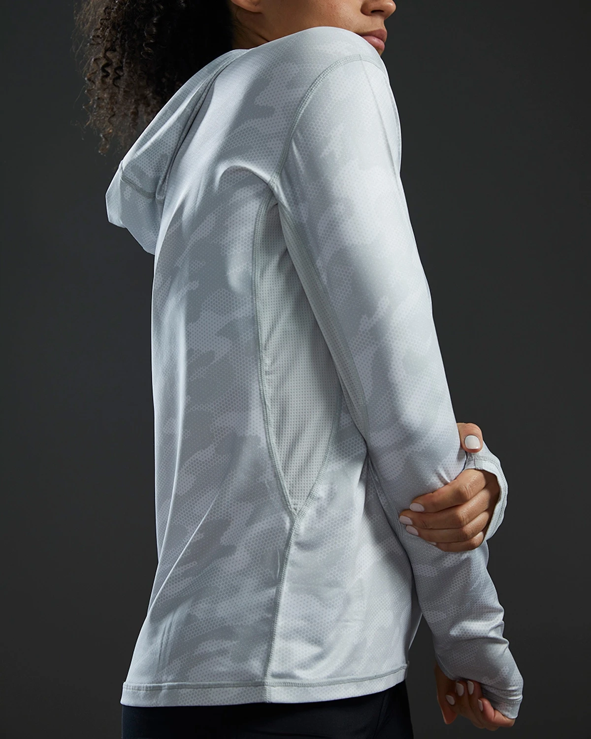 TYR SunDefense™ Women's Vented Hooded Shirt - Camohex 8 TYR SunDefense™ Women's Vented Hooded Shirt - Camohex - Image 8