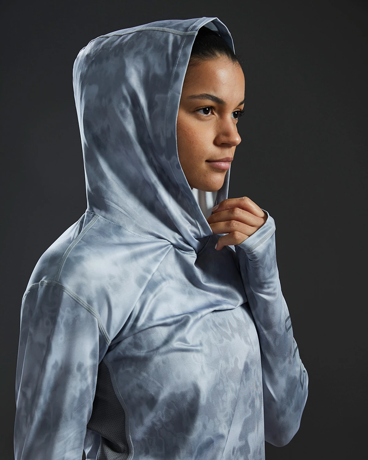 TYR SunDefense™ Women's Vented Hooded Shirt - Turbulent 10 TYR SunDefense™ Women's Vented Hooded Shirt - Turbulent - Image 10