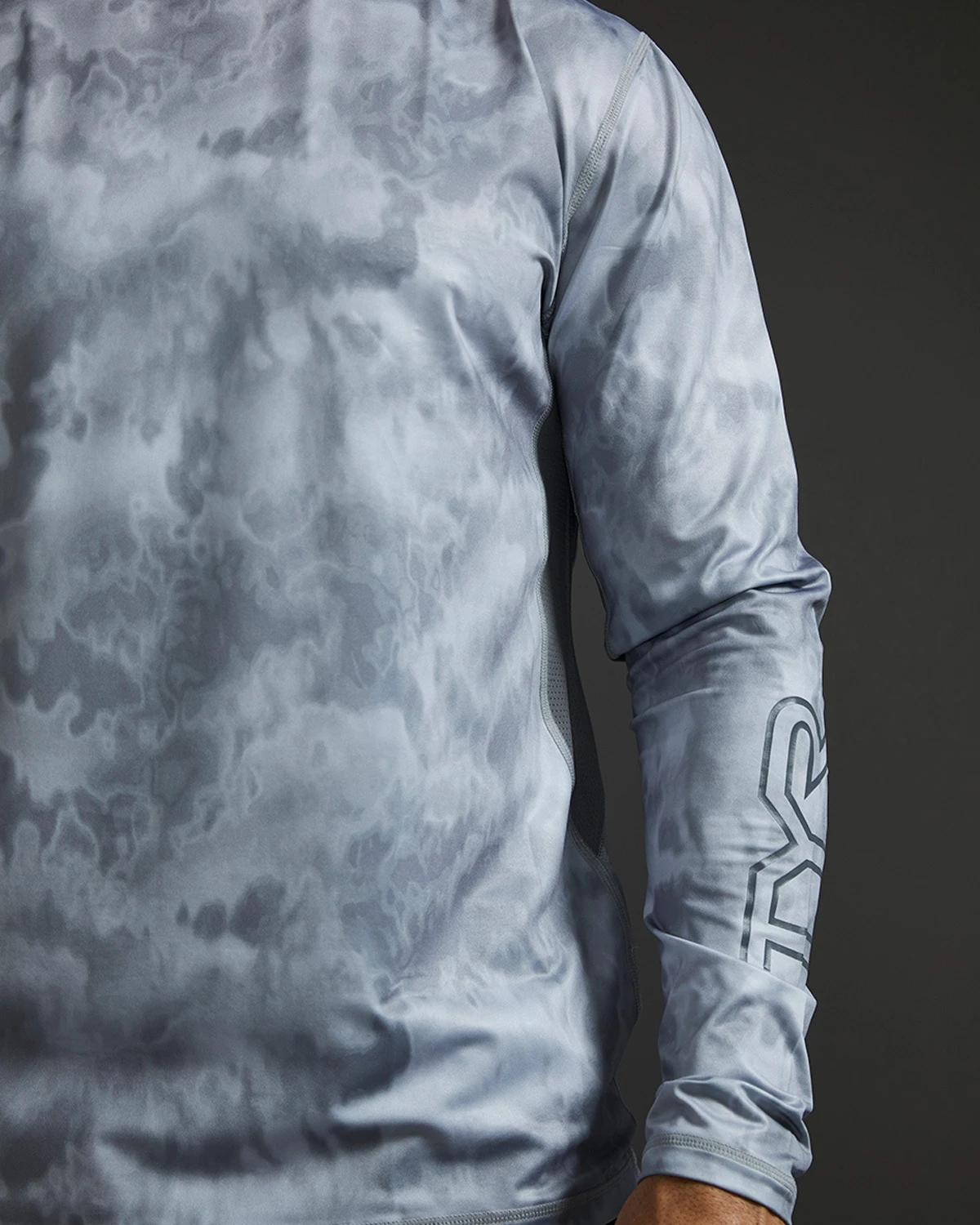 TYR SunDefense™ Men's Vented Long Sleeve Crew Shirt - Turbulent 7 TYR SunDefense™ Men's Vented Long Sleeve Crew Shirt - Turbulent - Image 7