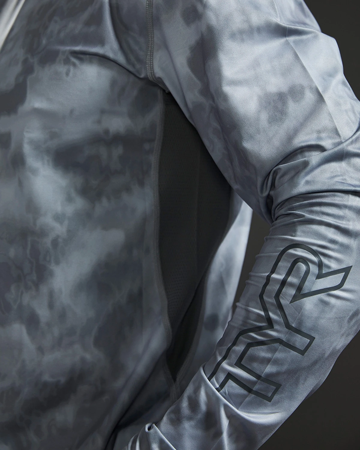 TYR SunDefense™ Men's Vented Long Sleeve Crew Shirt - Turbulent 10 TYR SunDefense™ Men's Vented Long Sleeve Crew Shirt - Turbulent - Image 10