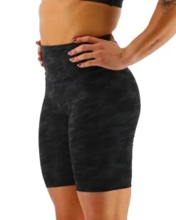 TYR Base Kinetic™ Women's High-Rise 8" Shorts - Blackout Camo 12 TYR Base Kinetic™ Women's High-Rise 8" Shorts - Blackout Camo -Tyr ftehsb3a 001 alt03 5