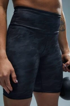 TYR Base Kinetic™ Women's High-Rise 8" Shorts - Blackout Camo 16 TYR Base Kinetic™ Women's High-Rise 8" Shorts - Blackout Camo -Tyr ftehsb3a 001 alt07 5