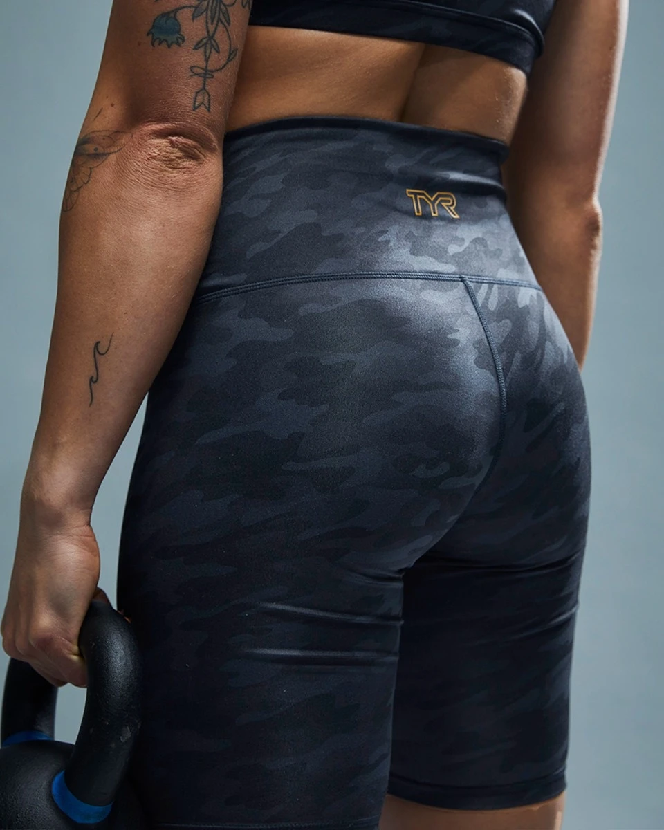TYR Base Kinetic™ Women's High-Rise 8" Shorts - Blackout Camo 8 TYR Base Kinetic™ Women's High-Rise 8" Shorts - Blackout Camo - Image 8