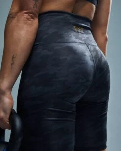 TYR Base Kinetic™ Women's High-Rise 8" Shorts - Blackout Camo 18 TYR Base Kinetic™ Women's High-Rise 8" Shorts - Blackout Camo -Tyr ftehsb3a 001 alt09 5